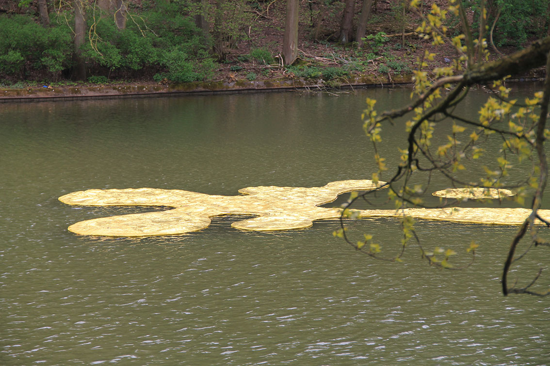 Floating Golden (F)oil. Artists: Tanya Atanasova & Thomas van Walle
