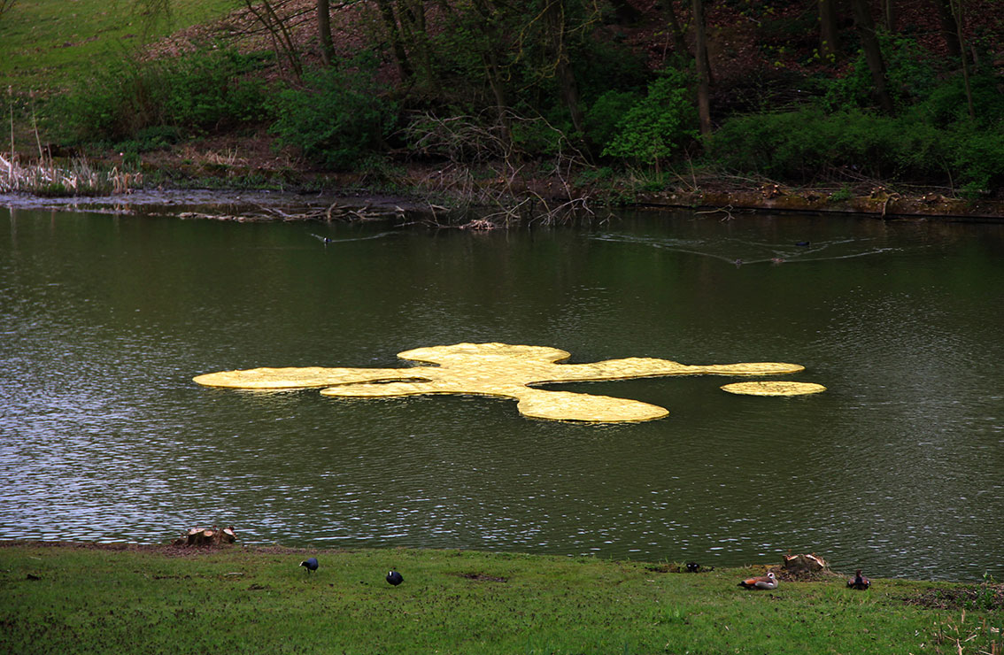 Floating Golden (F)oil. Artists: Tanya Atanasova & Thomas van Walle