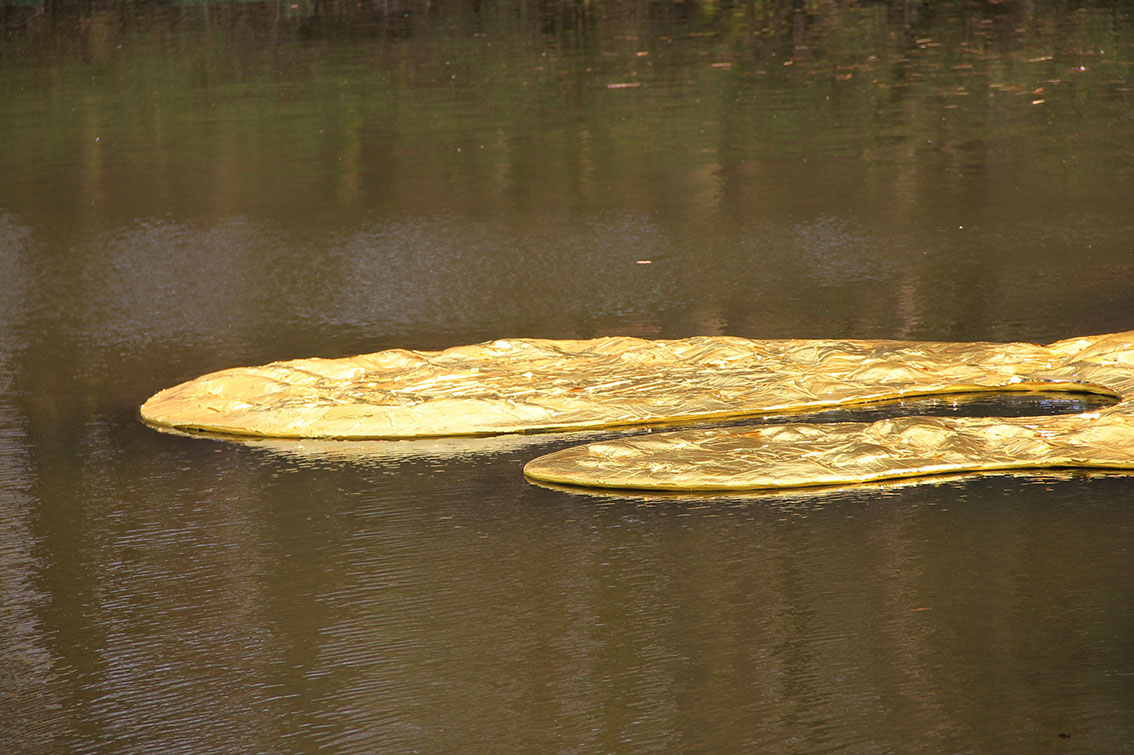 Floating Golden (F)oil. Artists: Tanya Atanasova & Thomas van Walle